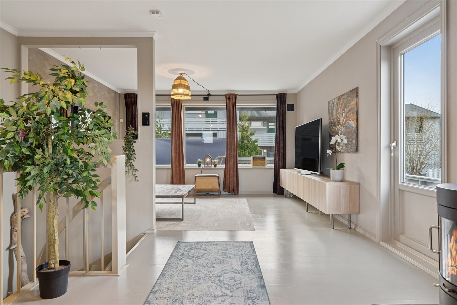 Fra stuen er det utgang til en romslig balkong med gode solforhold, man kan enkelt flytte seg etter solen. Galleribilde