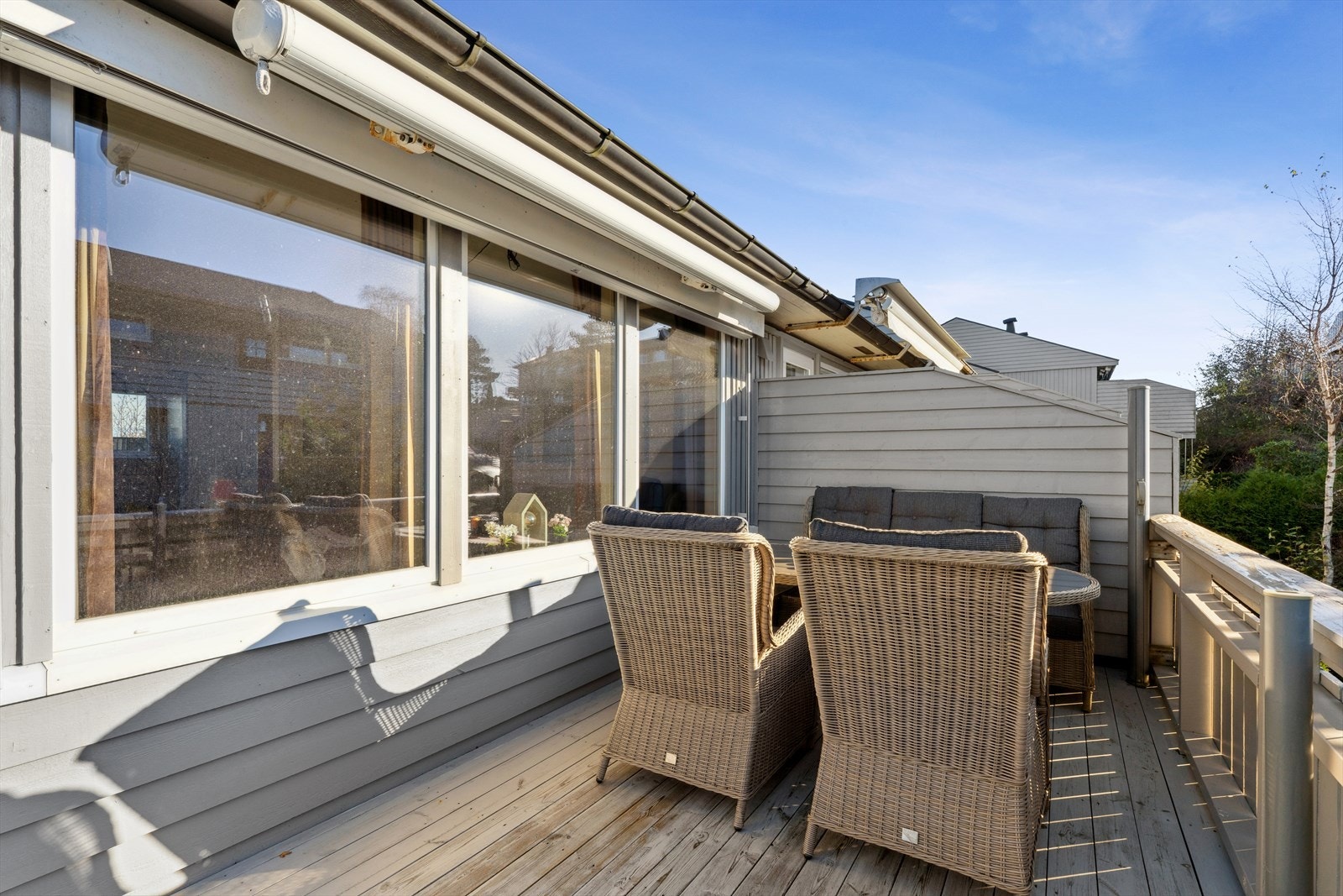 God plass til sittegruppe om ønskelig. Elektrisk markise på vinduene. Galleribilde