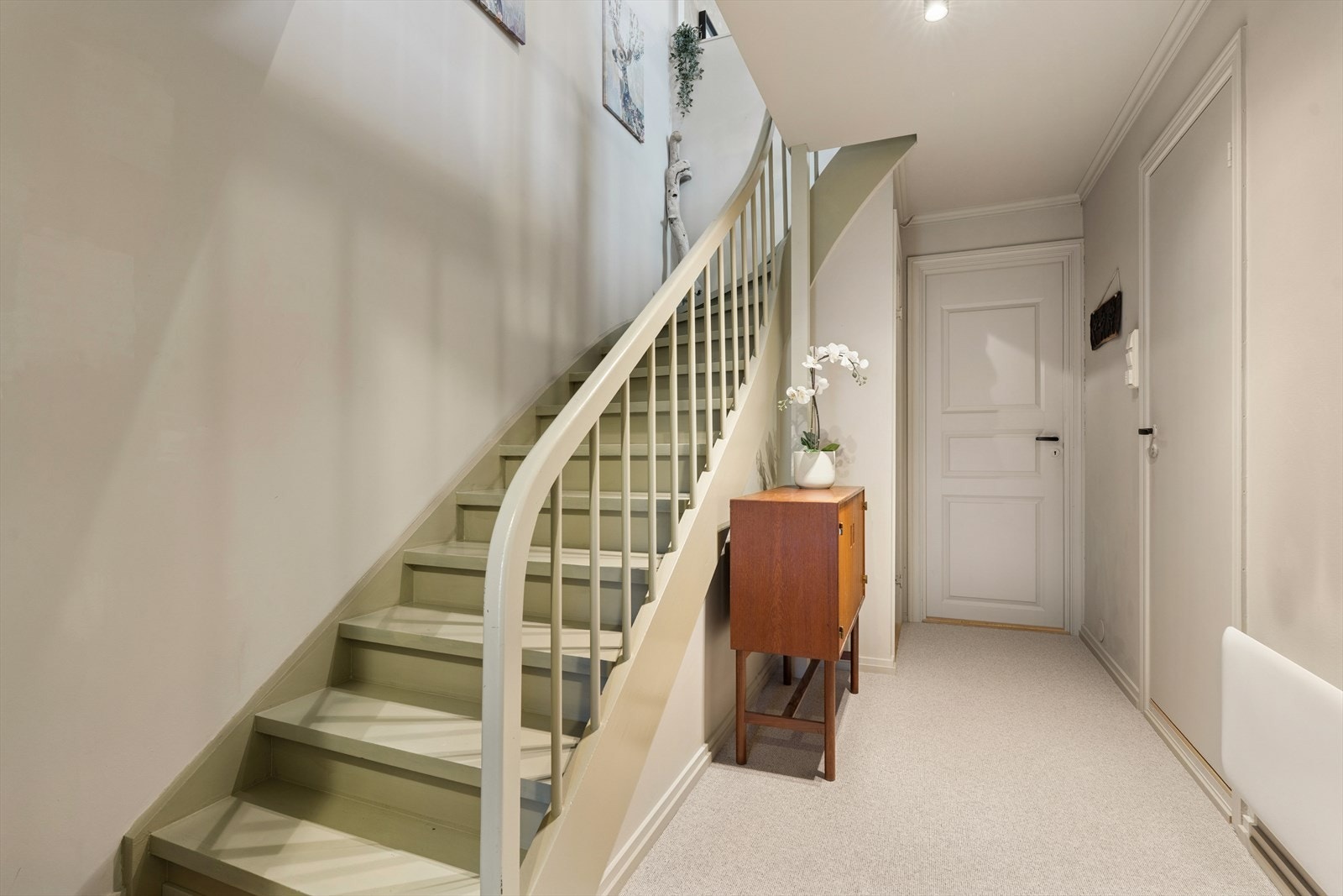 I mellomgangen kan man gå videre opp til stue og kjøkken, la oss ta en titt! Galleribilde