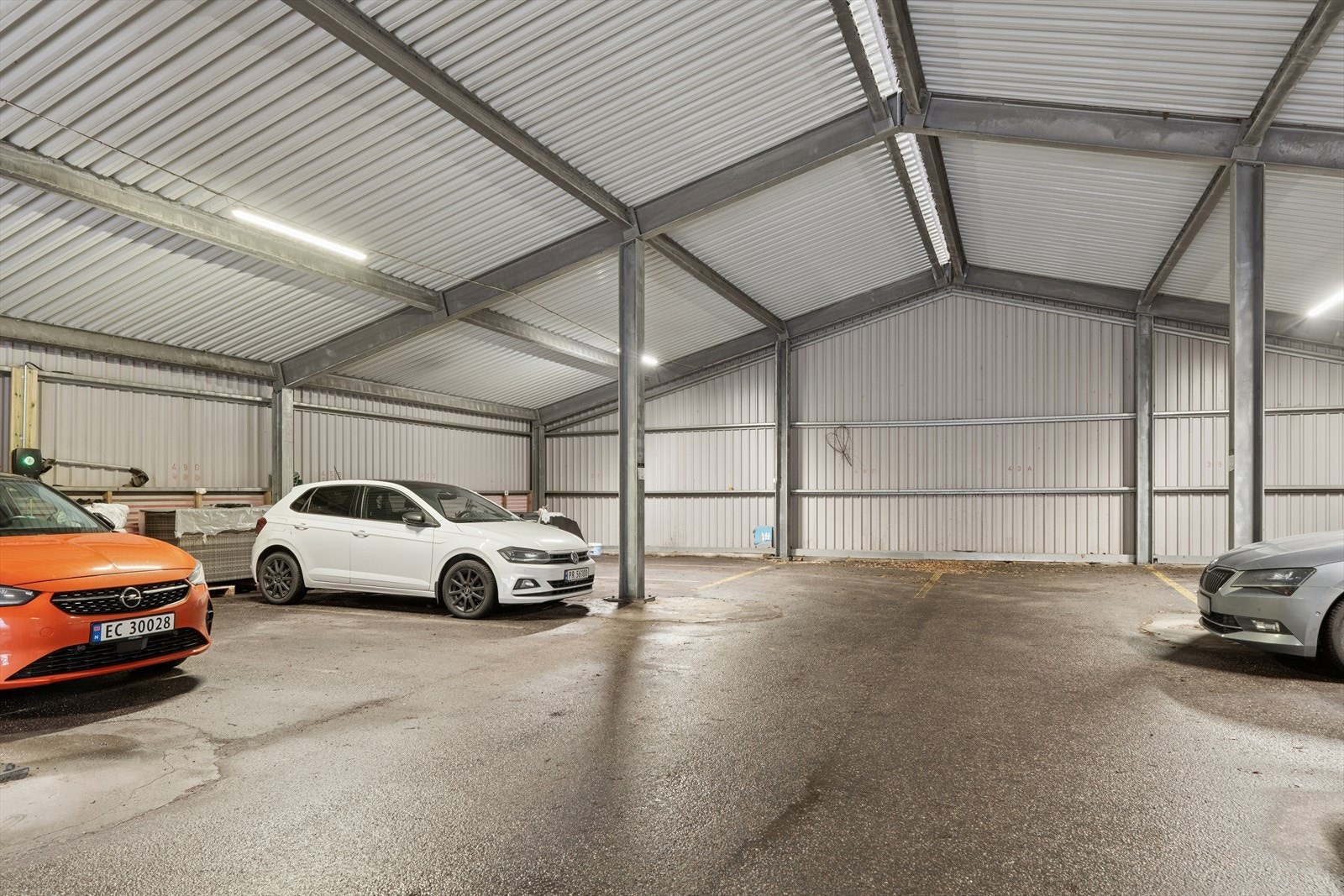 Fast biloppstillingsplass i lukket anlegg. Galleribilde