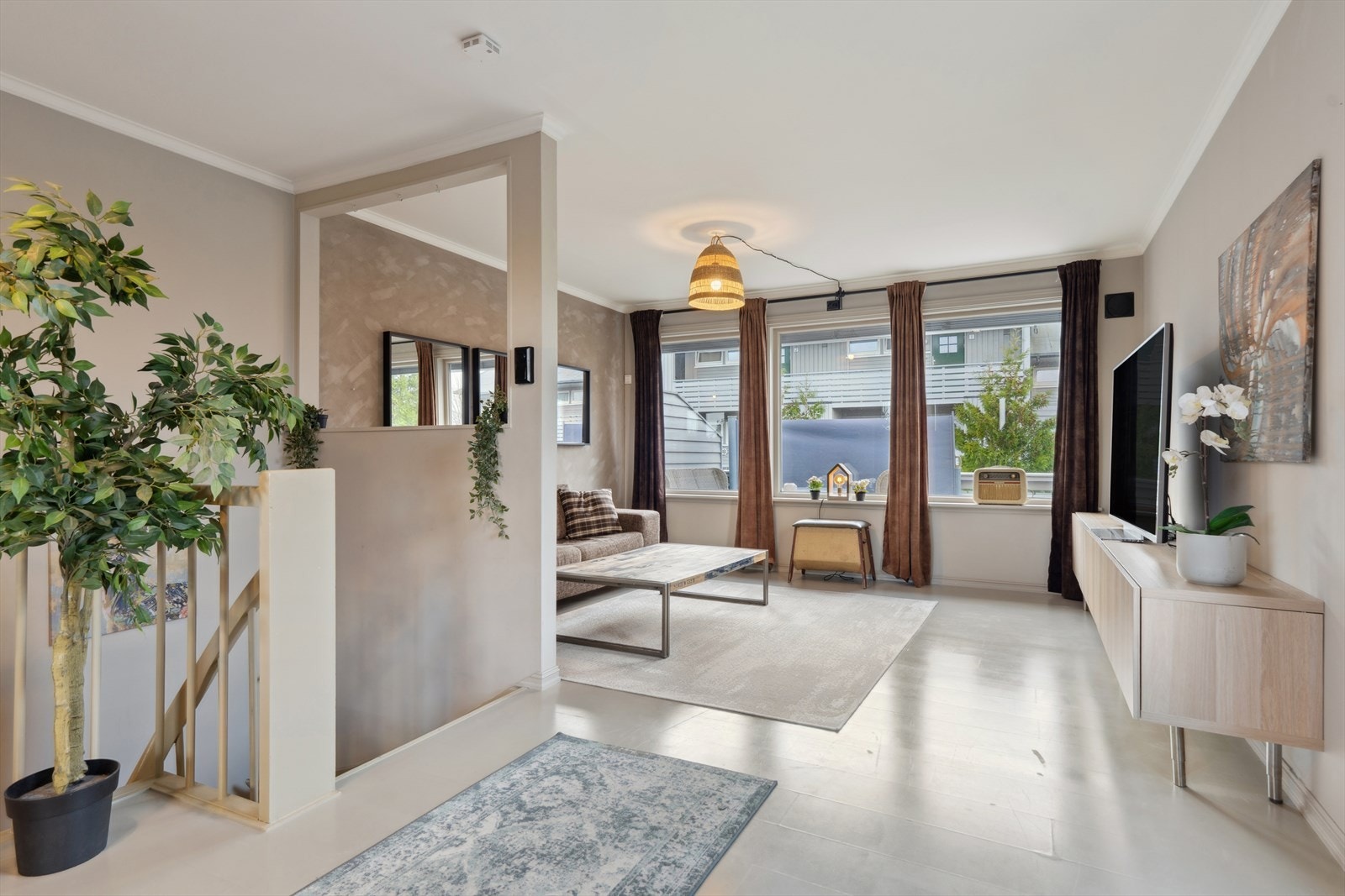 Stuen har gode vindusflater som gir rikelig med naturlig lys inn i rommet. Galleribilde