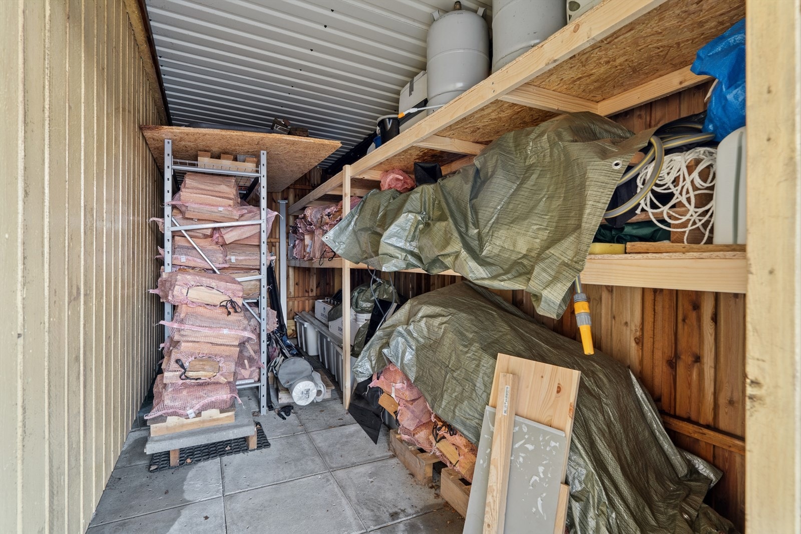 Utvendig bod med god oppbevaring. Galleribilde