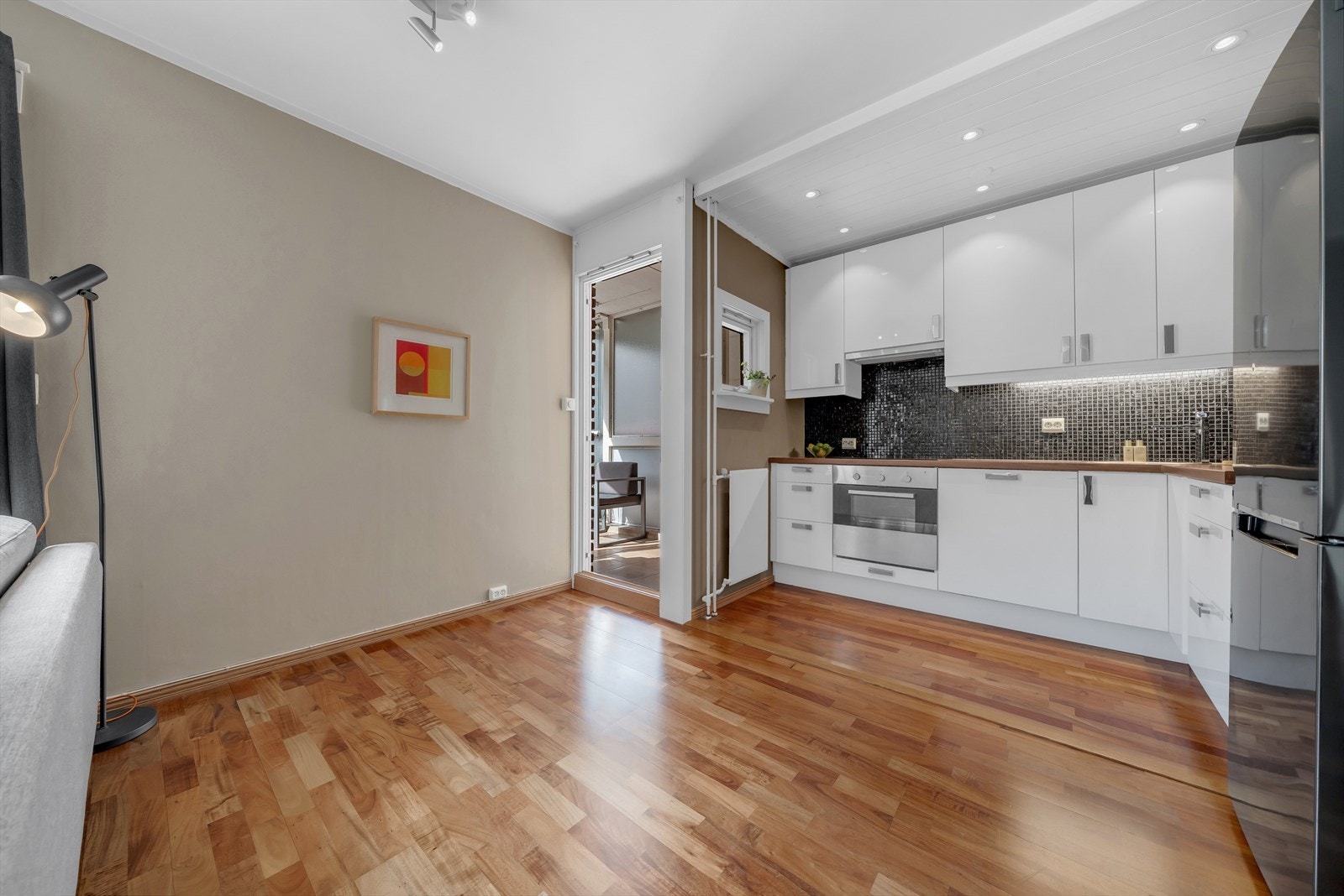 Pent kjøkken fra 2012. Stekeovn,keramisk topp og oppvaskmaskin er integrert i innredningen og medfølger. Galleribilde