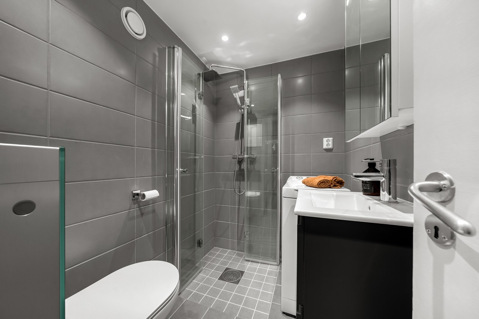 Lekkert totalrenovert bad i regi av borettslaget fra 2021. Her ble også alle soilrørene byttet. Galleribilde