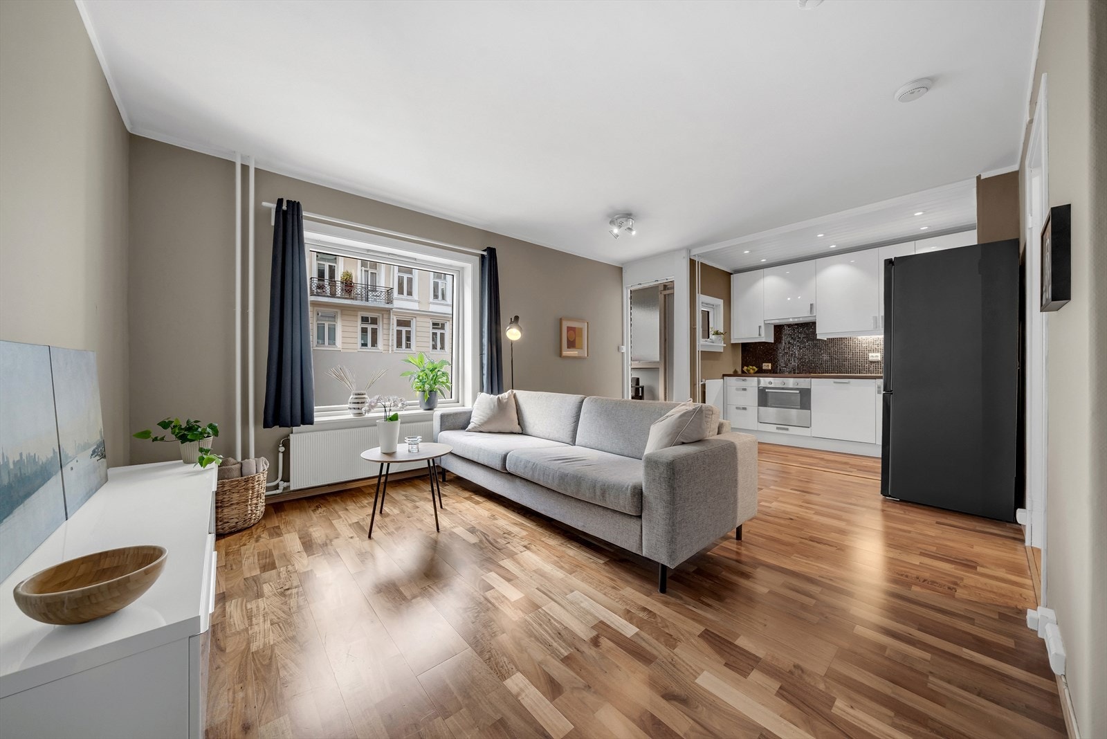 Velkommen til Bjerregaards gate 19. En lys og arealeffektiv 1R leilighet med en flott innglasset balkong på ca 7 kvm. Galleribilde