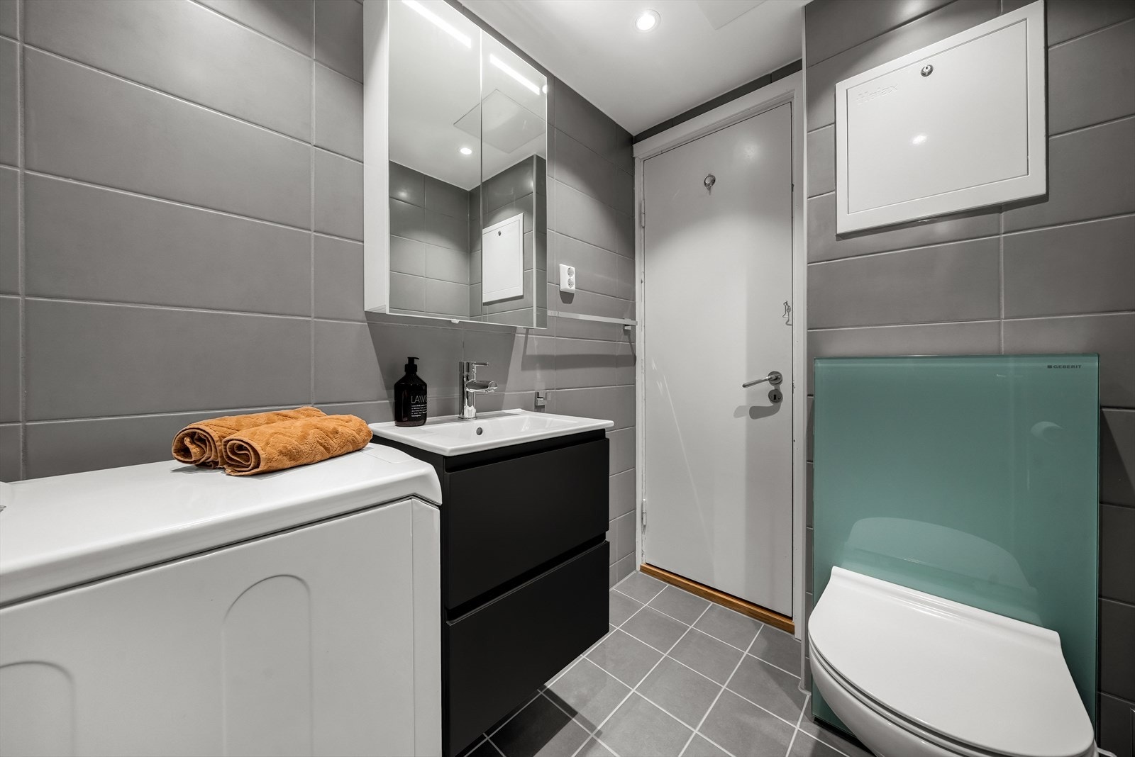 Vaskemaskinen på badet medfølger også. Galleribilde