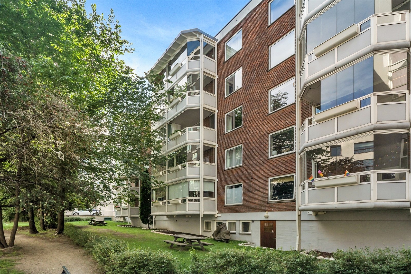 Frodig og stille bakgård med felles sittegrupper. Galleribilde