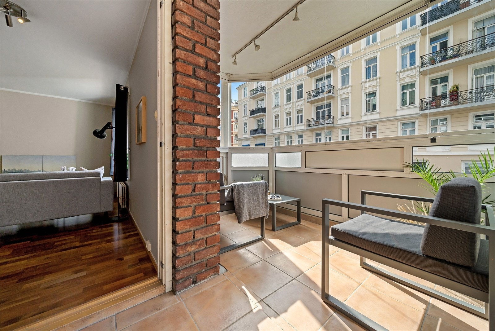 God innglasset balkong på ca 7 kvm. Galleribilde