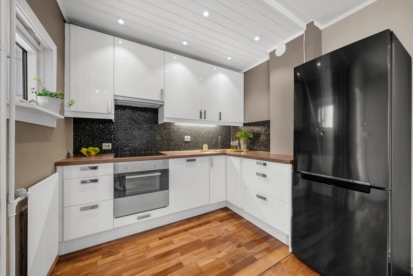 Kjøleskapet medfølger leiligheten. Galleribilde