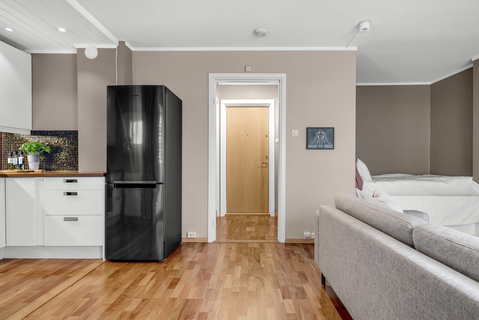 Leiligheten har en sentral beliggenhet med umiddelbar nærhet til offentlig kommunikasjon, servicetilbud og butikk. Galleribilde