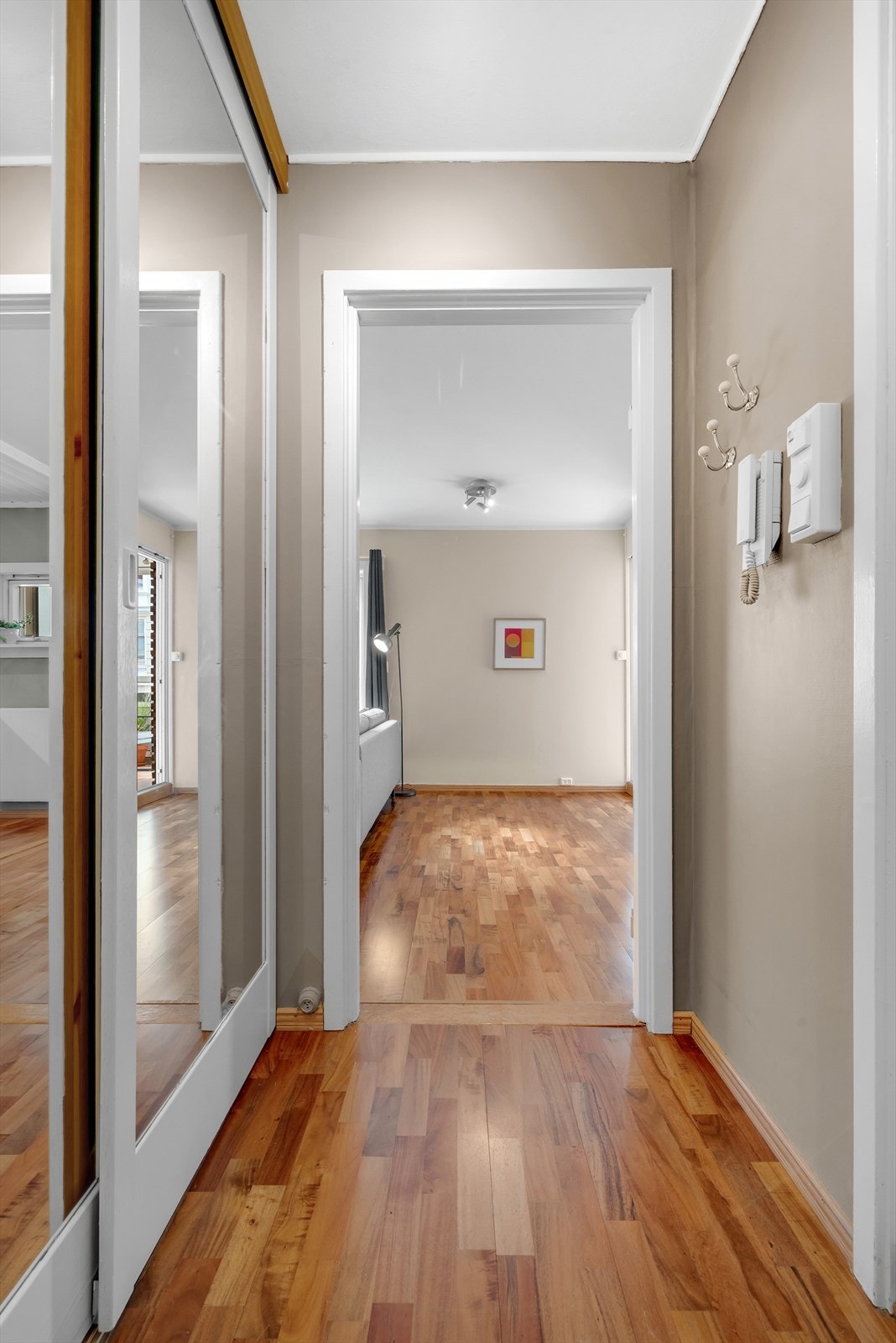 Romslig èntre med skyvedørsgarderobe. Galleribilde