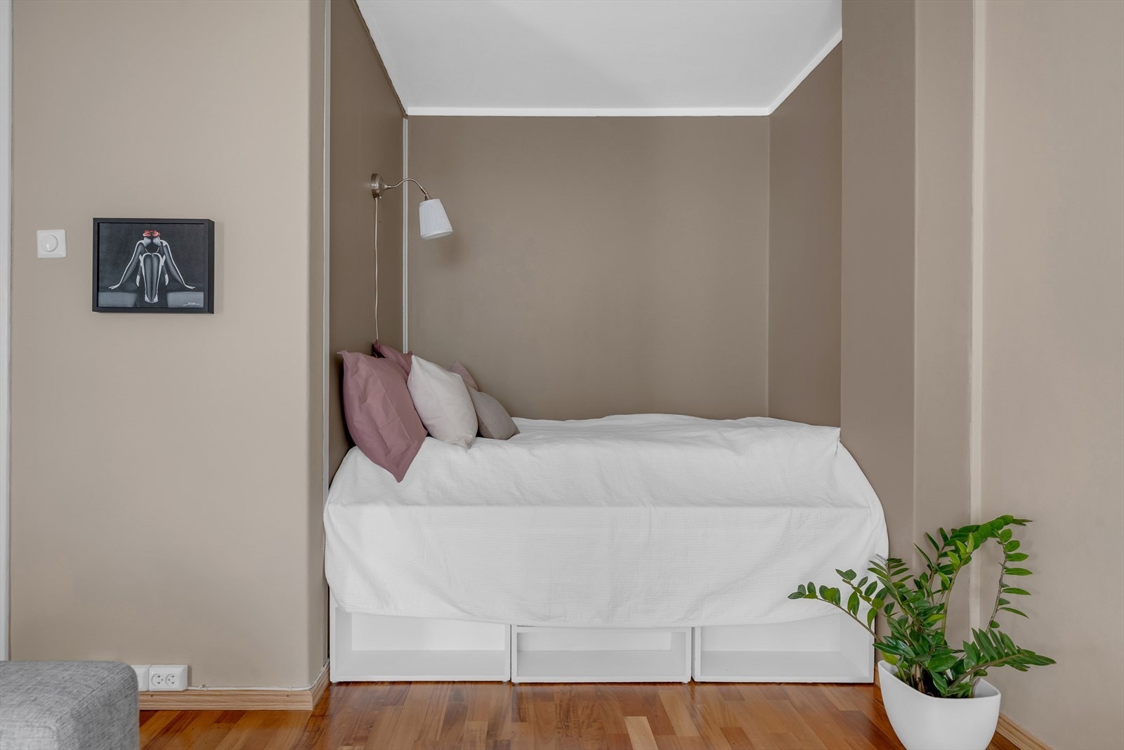 Praktisk sovealkove med oppbevaringsplass. Hyllene som dekker oppbevaringen under medfølger også. Galleribilde