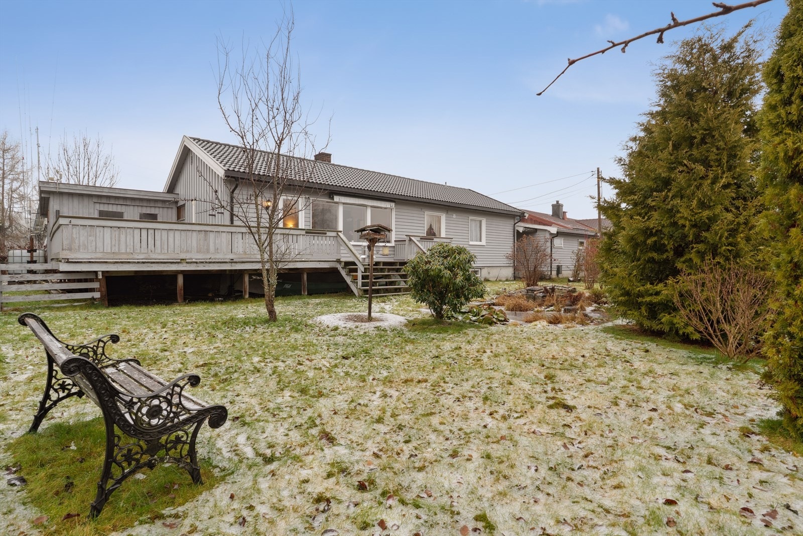 Tomten er 787 kvm og er pent opparbeidet med plen, beplantninger, dam og gruset gårdsplass. Galleribilde