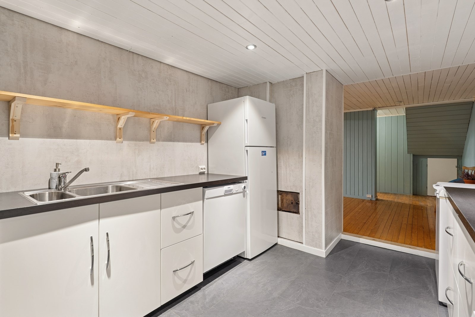 Moderne kjøkken med plass til matlaging og oppbevaring. Kjøkkenet har integrert komfyr, platetopp, frittstående oppvaskmaskin og kjøl/frys. Se pkt. Hvitevarer for hva som medfølger Galleribilde