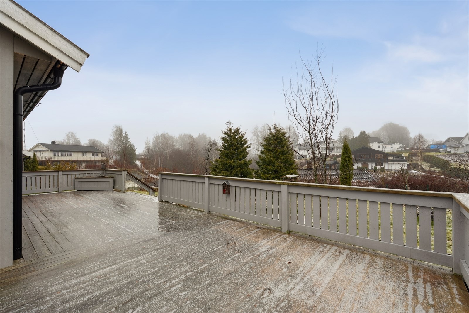 Her er det fint med plass til det du måtte ønske av utemøbler. Galleribilde