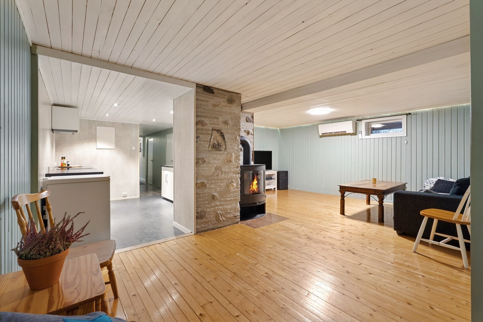 Kjelleren rommer en hyggelig stue med oppvarming fra både vedovn og varmepumpe, delvis tilknyttet kjøkkenet. Galleribilde