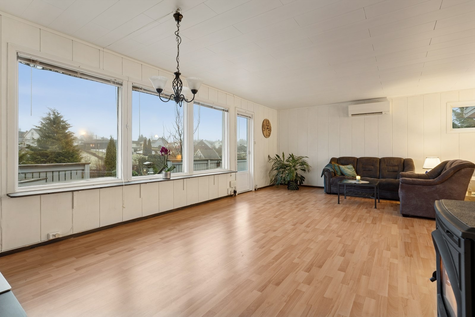 Stuen fungerer som et naturlig samlingspunkt for sosiale sammenkomster og rolige stunder med familien. Galleribilde