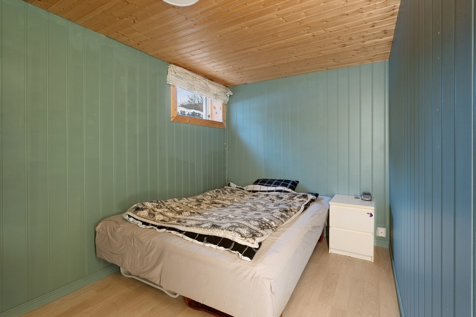 Rom i kjeller innredet som soverom. Rommet er ikke godkjent for varig opphold, se pkt. ferdigattest. Galleribilde