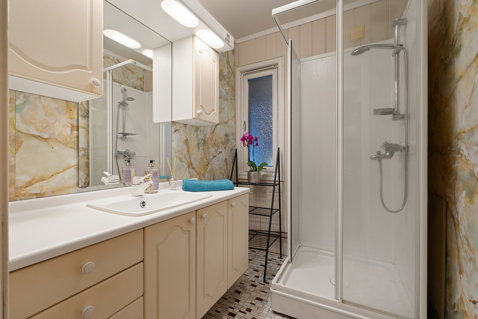 Baderommet er bestående av innredning med nedfelt servant og dusjkabinett. Galleribilde