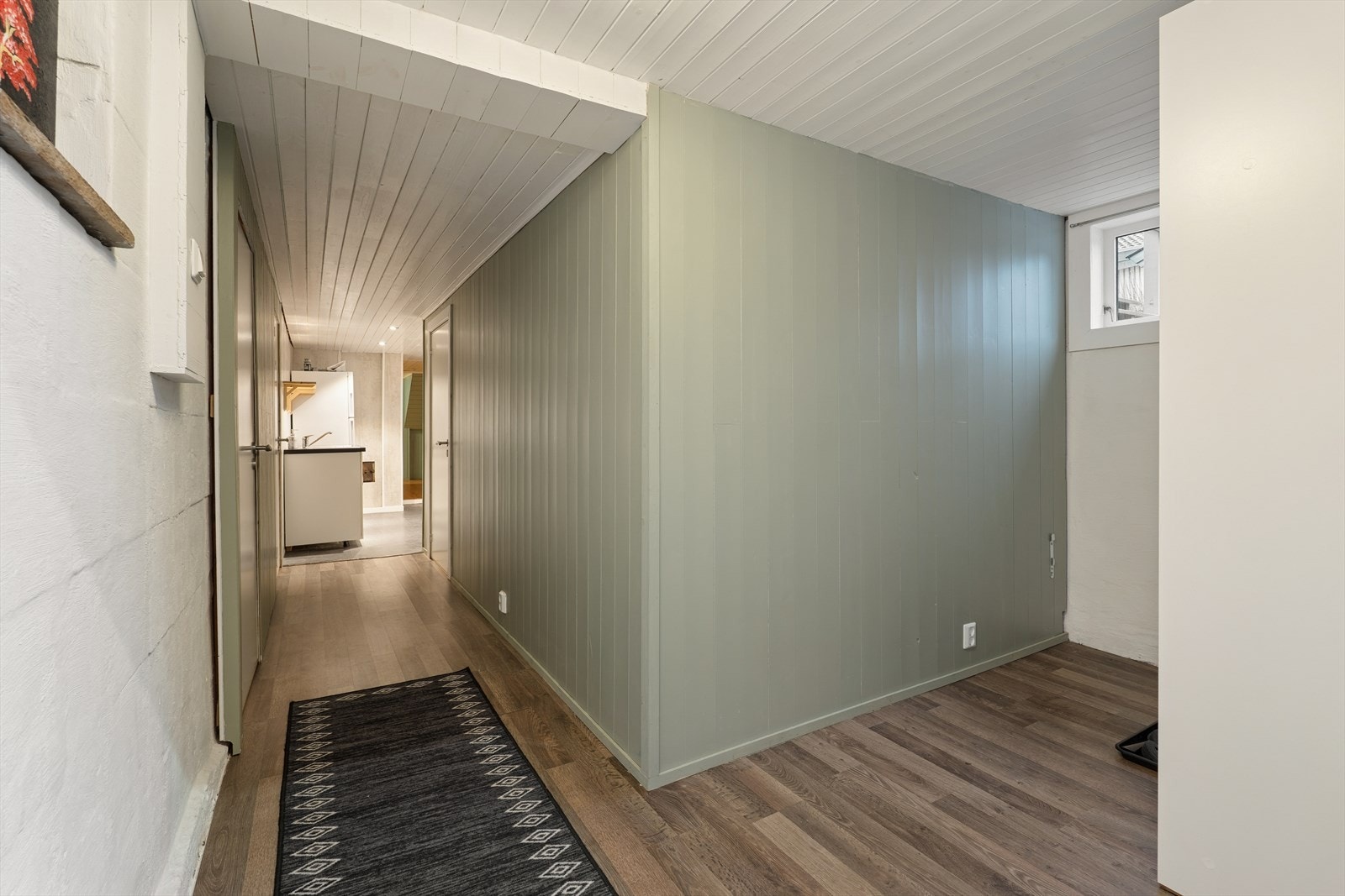 Entre i kjelleren med god plass til oppbevaring av klær og sko Galleribilde