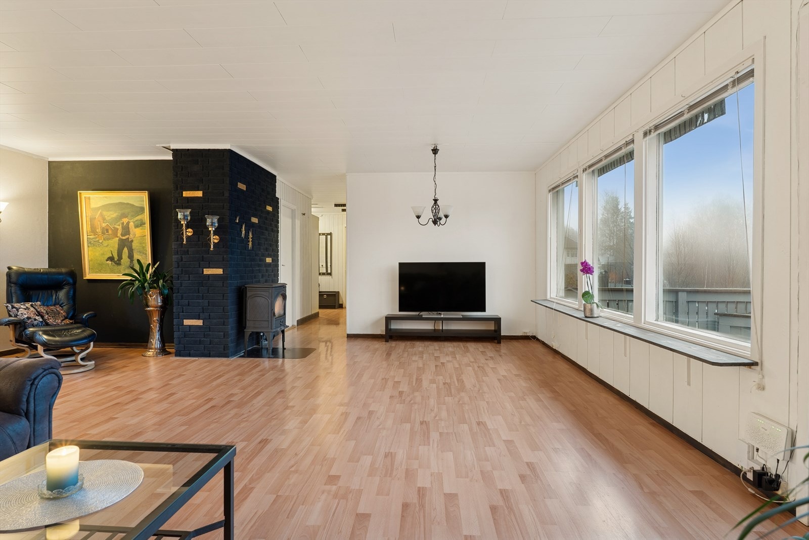 Fra gangen er det adkomst til romslig og luftig stue. Galleribilde