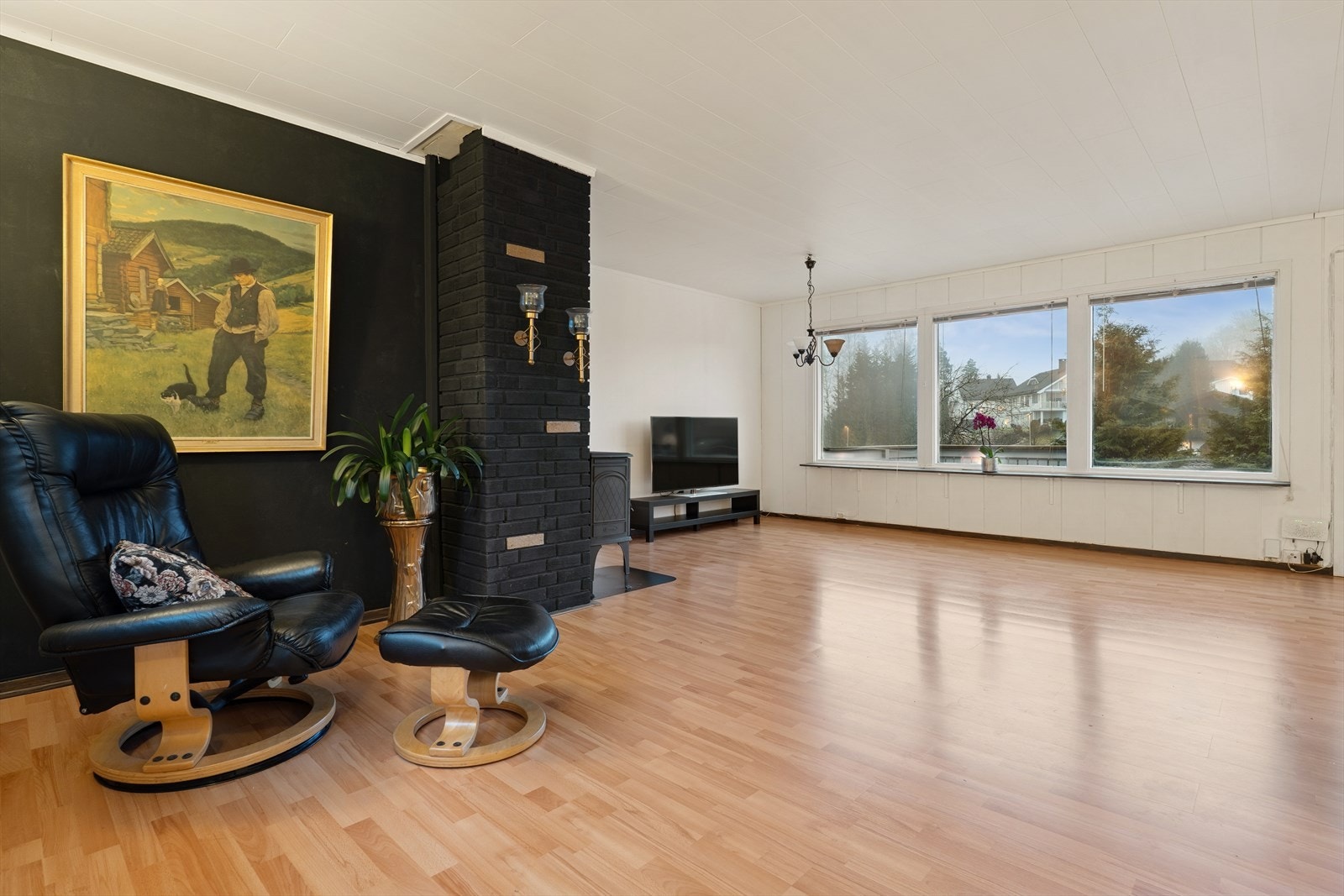 Boligen ble opprinnelig oppført i 1962 og har behov for modernisering og vedlikehold vil måtte påregnes Galleribilde