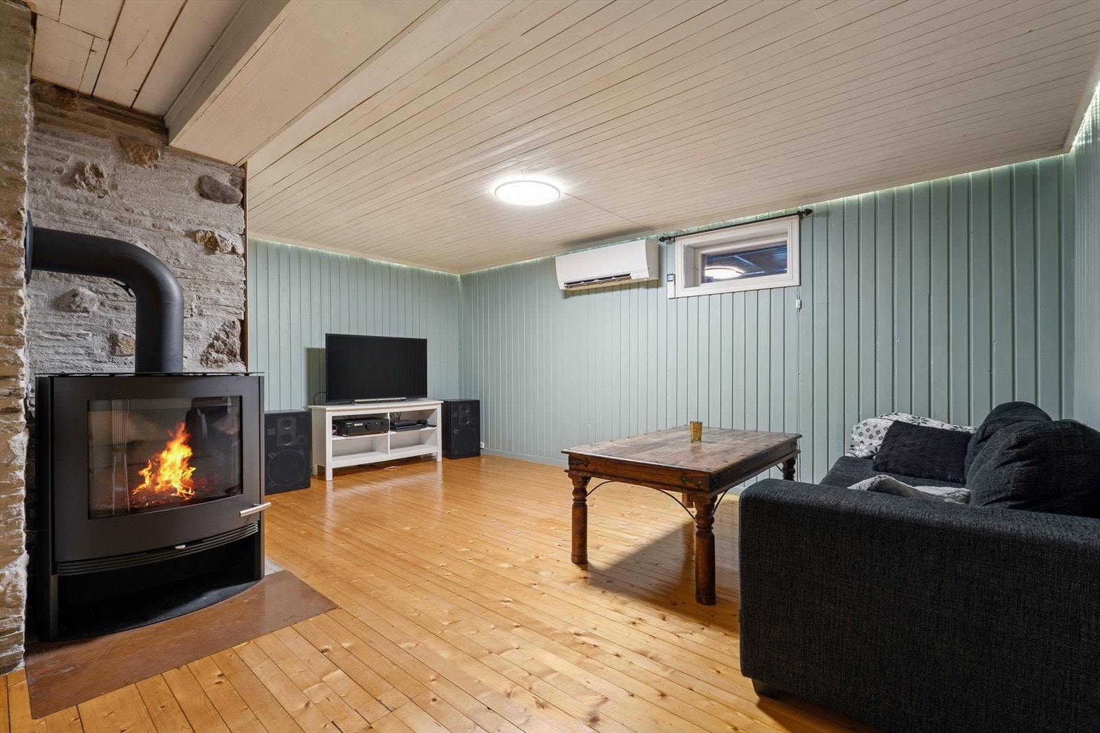 Stuen har en lun atmosfære og passer perfekt til hyggelige filmkvelder for hele familien. Galleribilde