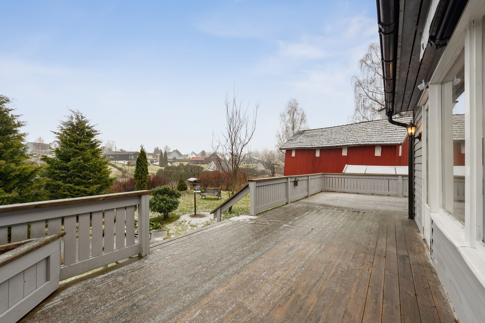 Fra stue er det utgang til terrasse på ca. 50 kvm. Trapp ned til hagen som er pent opparbeidet med busker, beplantning, gressplen og dam Galleribilde