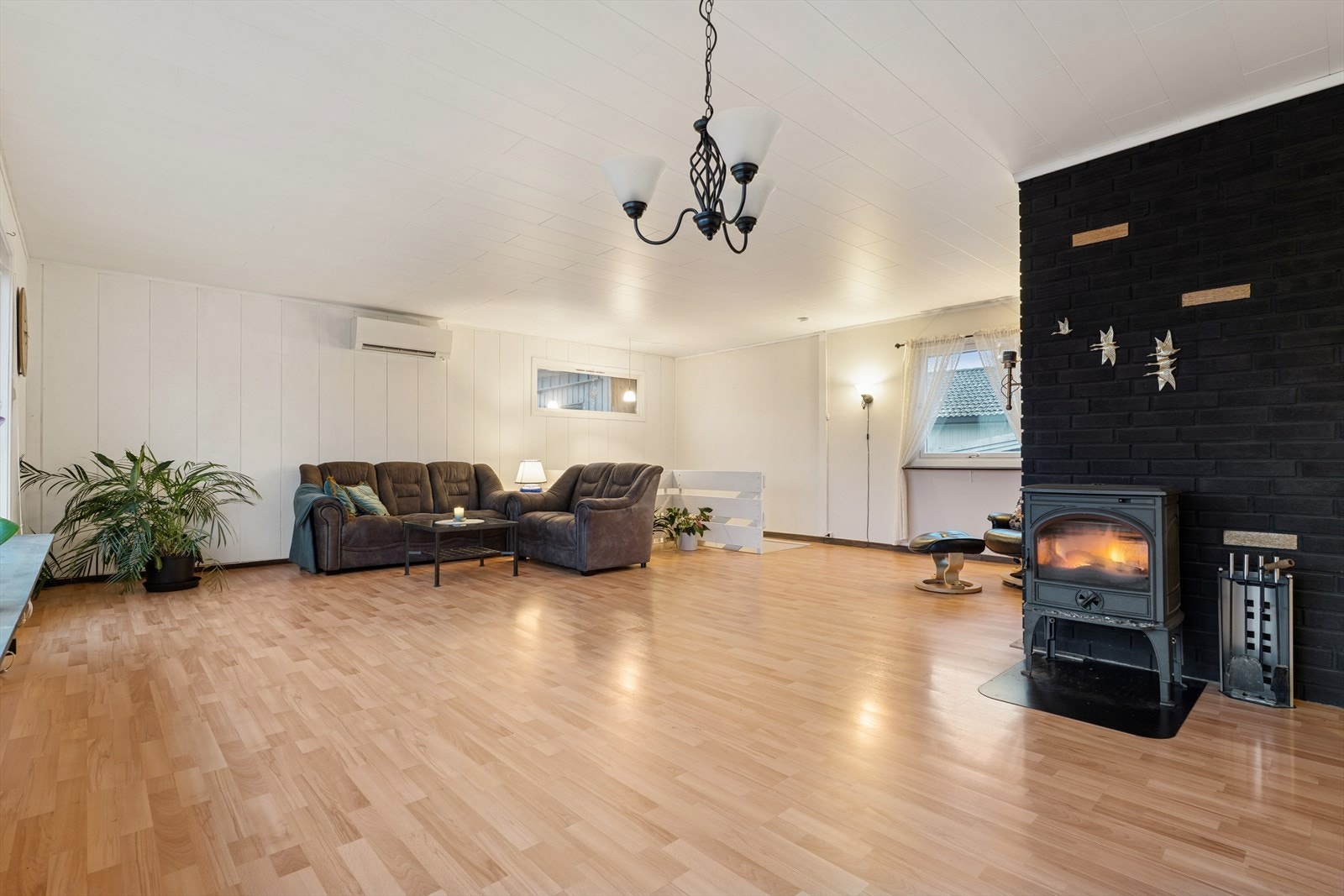 Boligen varmes opp med varmepumpe og vedovn. Galleribilde