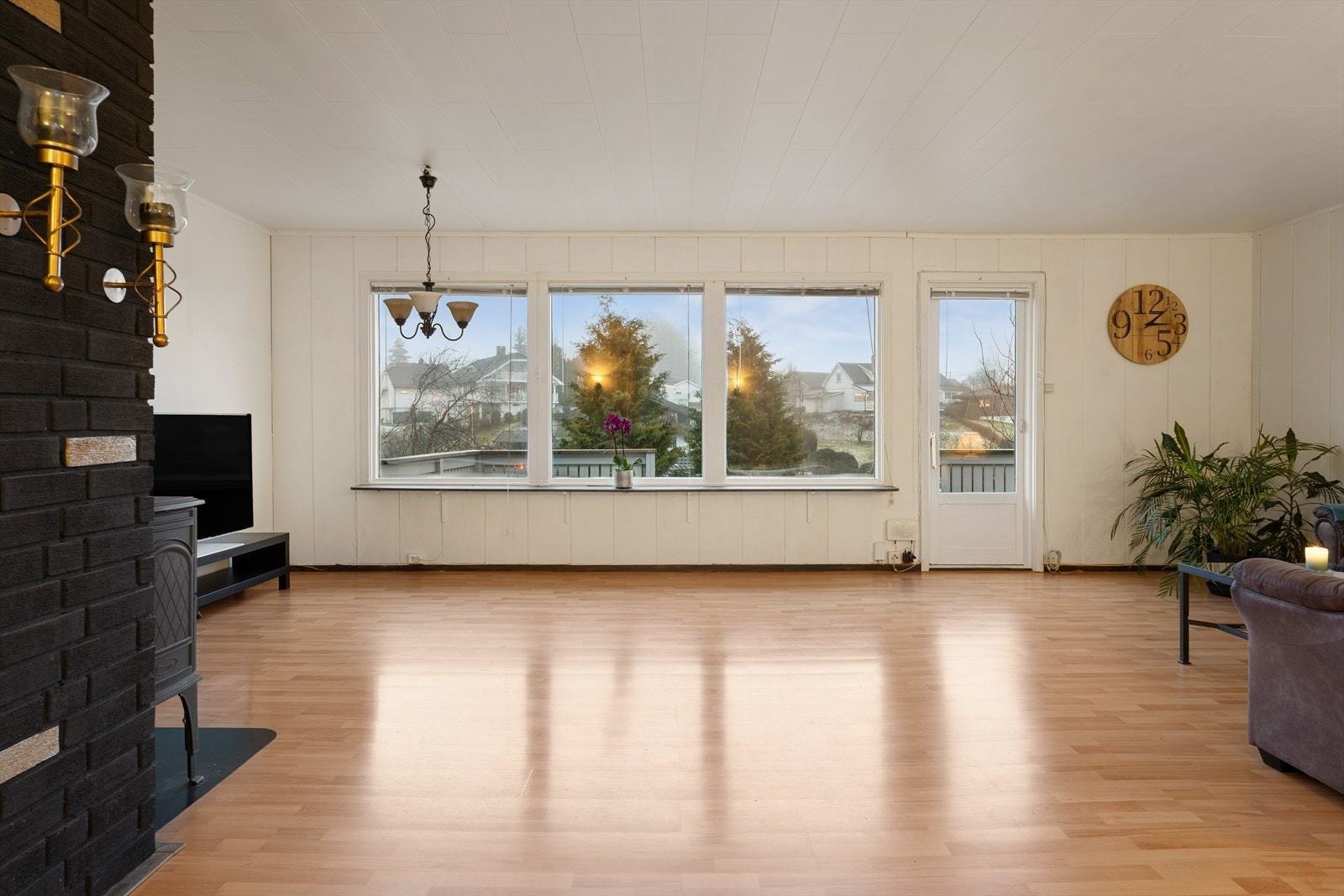 Det er er hyggelig utsyn mot hagen fra stuevinduene. Det er også adkomst til stor solrik veranda fra stuen. Galleribilde