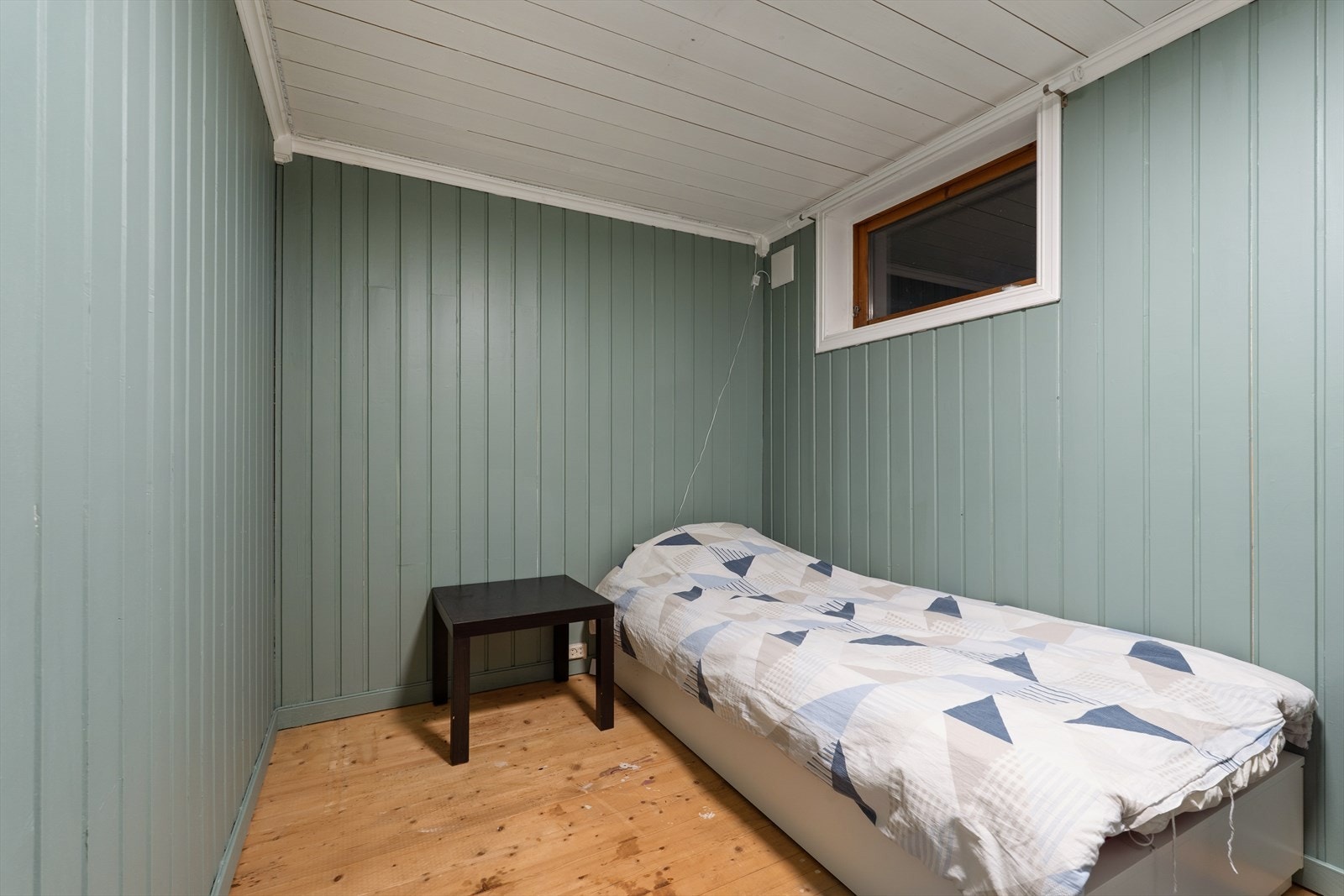 Rom i kjeller innredet som soverom. Rommet er ikke godkjent for varig opphold, se pkt. ferdigattest. Galleribilde