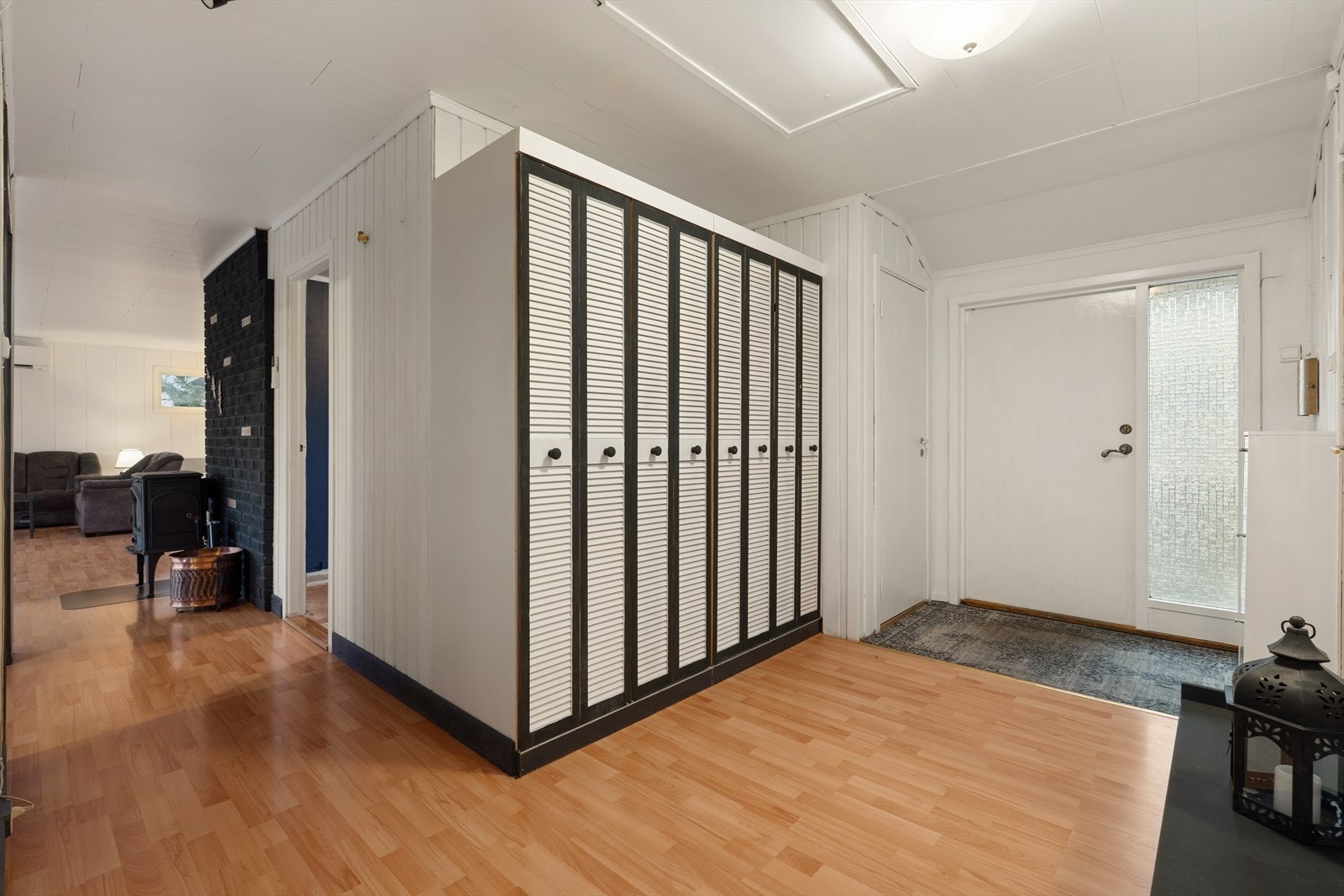 Du ønskes velkommen inn i entréen, som har god plass og muligheter til å henge fra seg yttertøyet. Galleribilde
