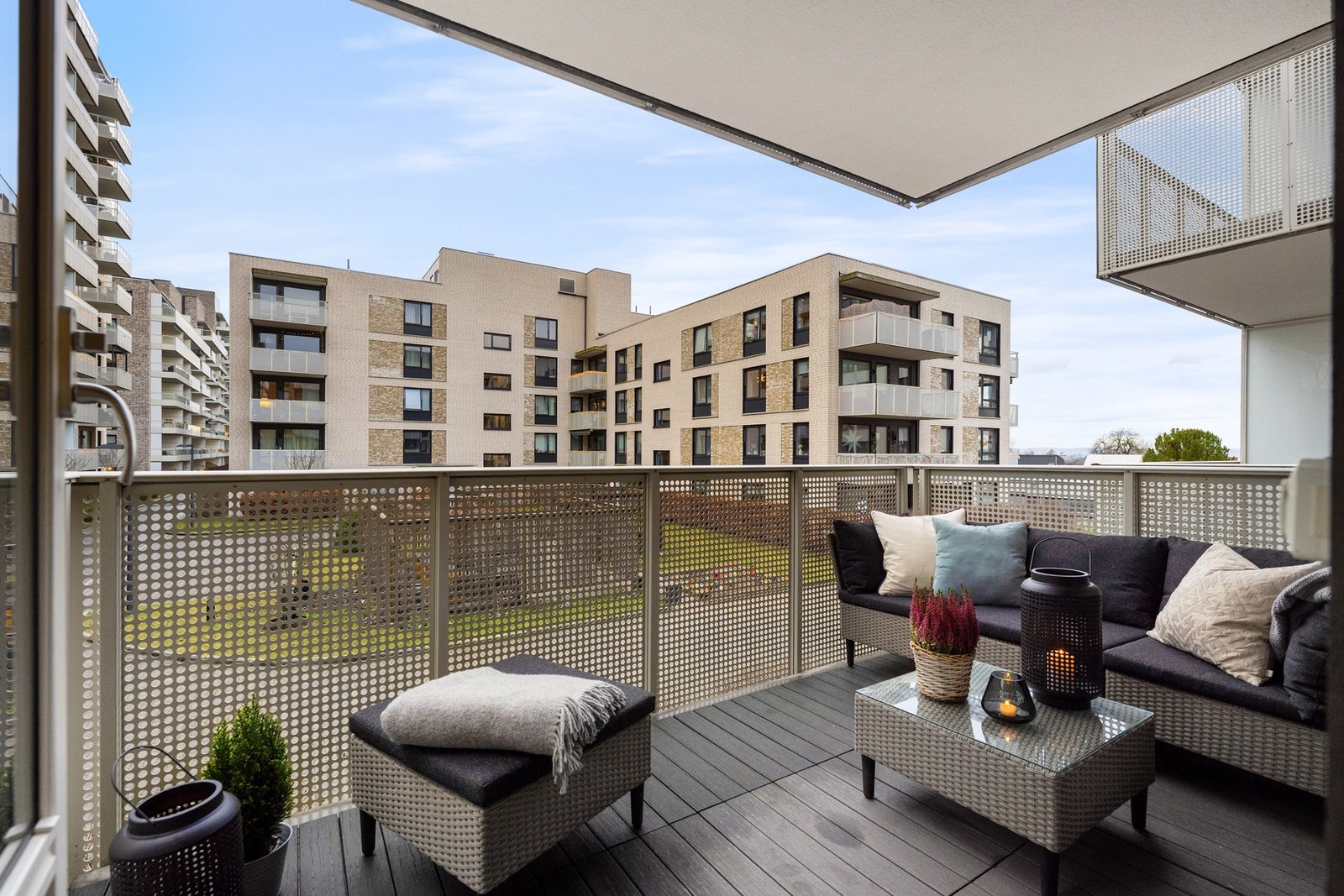 Balkongen vender inn mot rolige fellesarealer Galleribilde