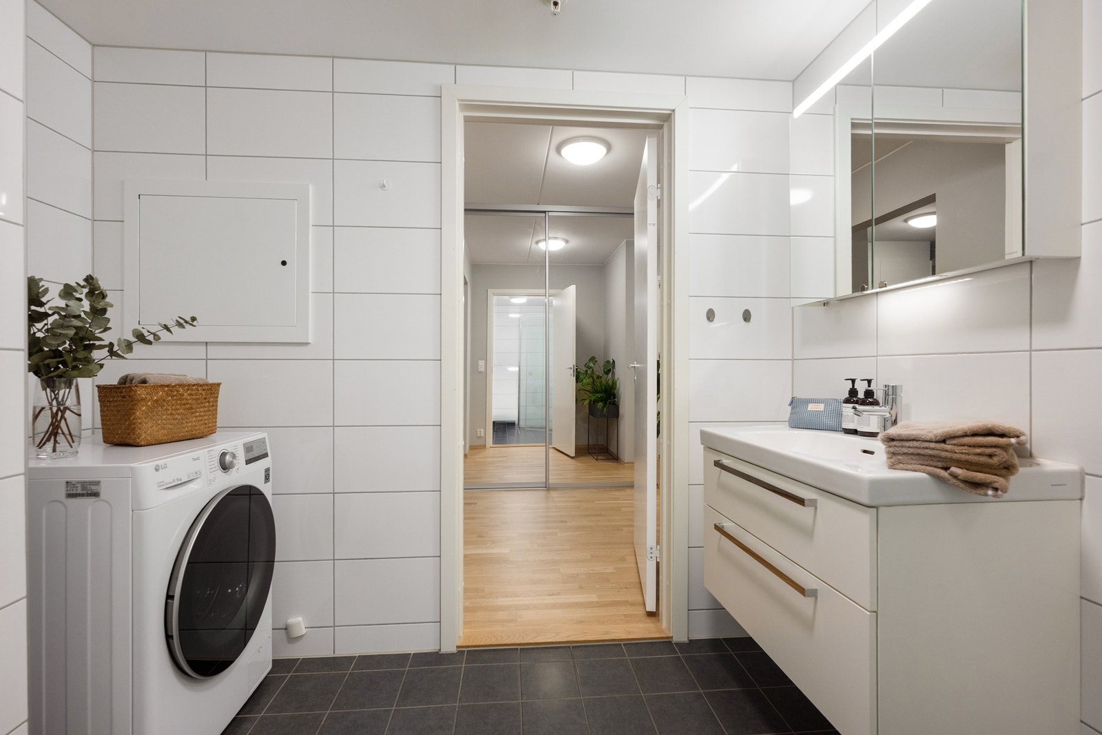 Baderommet har opplegg til vaskemaskin og elektrisk gulvvarme Galleribilde