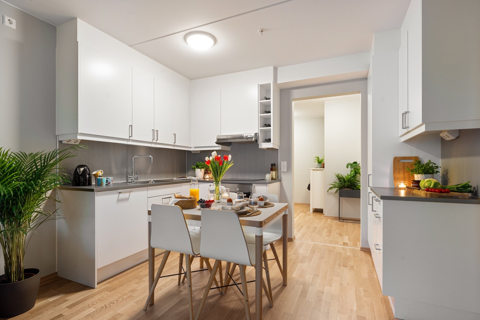 Stilrent kjøkken med integrerte hvitevarer Galleribilde