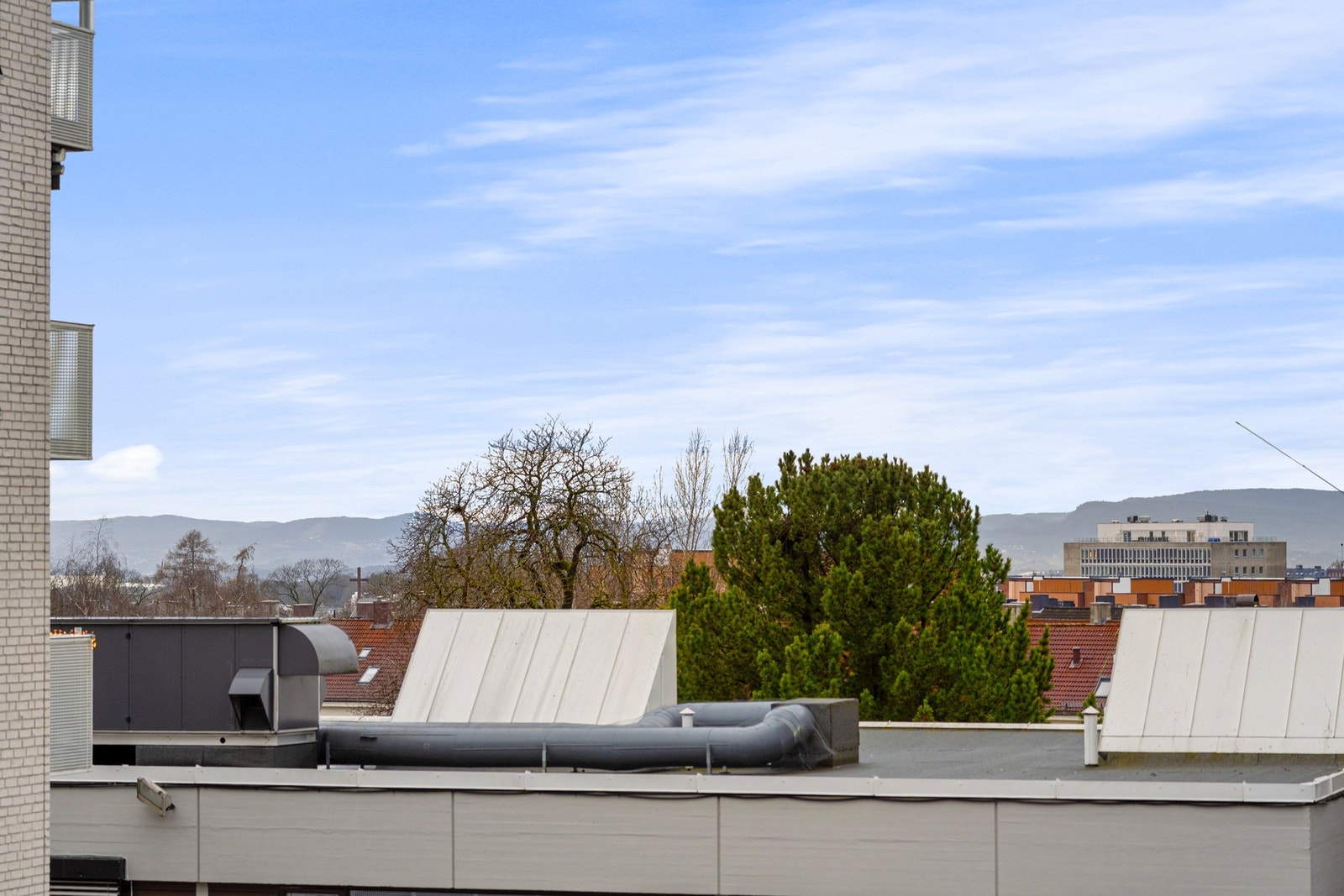 Fra balkongen har man fin langstrakt utsikt innover mot byen Galleribilde