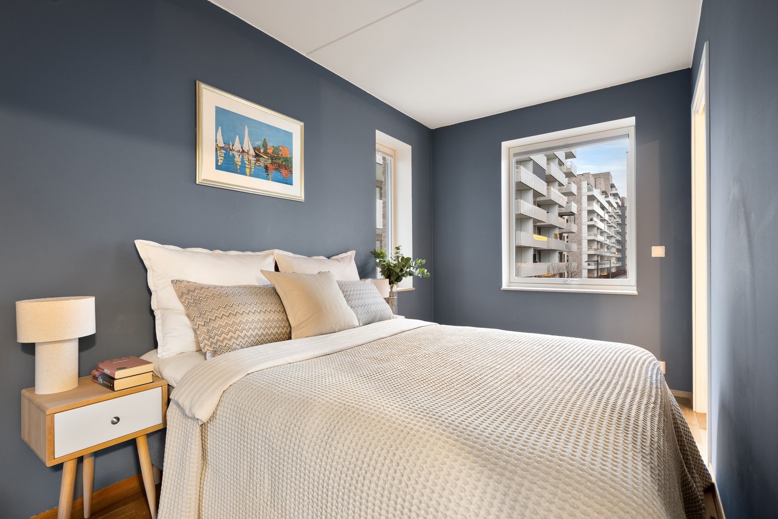 Rikelig med plass til dobbeltseng på soverommet, samt nattbord Galleribilde