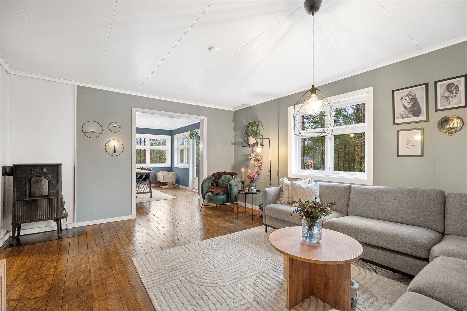 Koselig stue med vedovn. Mot spiseplasseen. Galleribilde