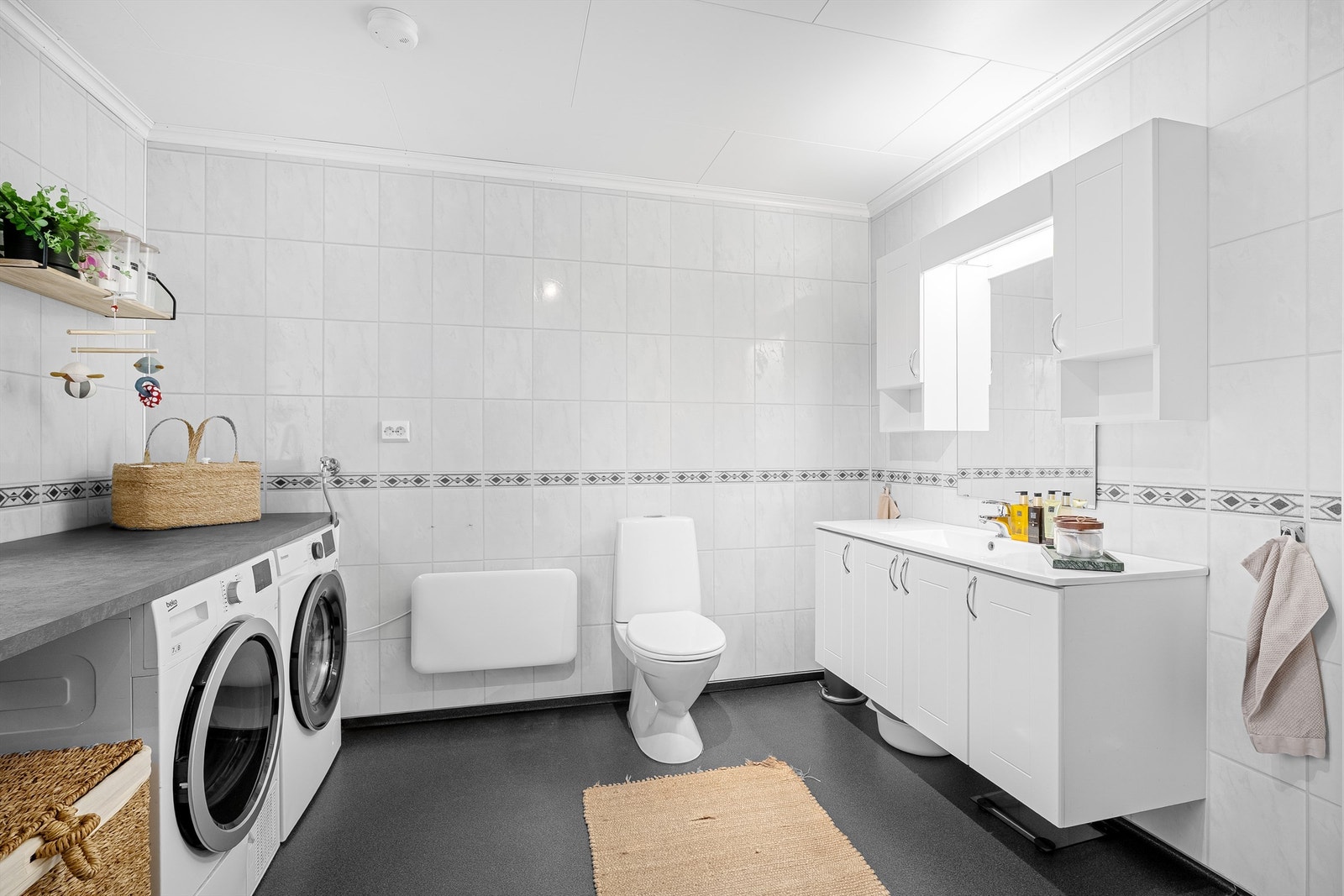 Badet er innredet med servant med skap over og under, wc, steamdusj. Godt med skuffer. Galleribilde