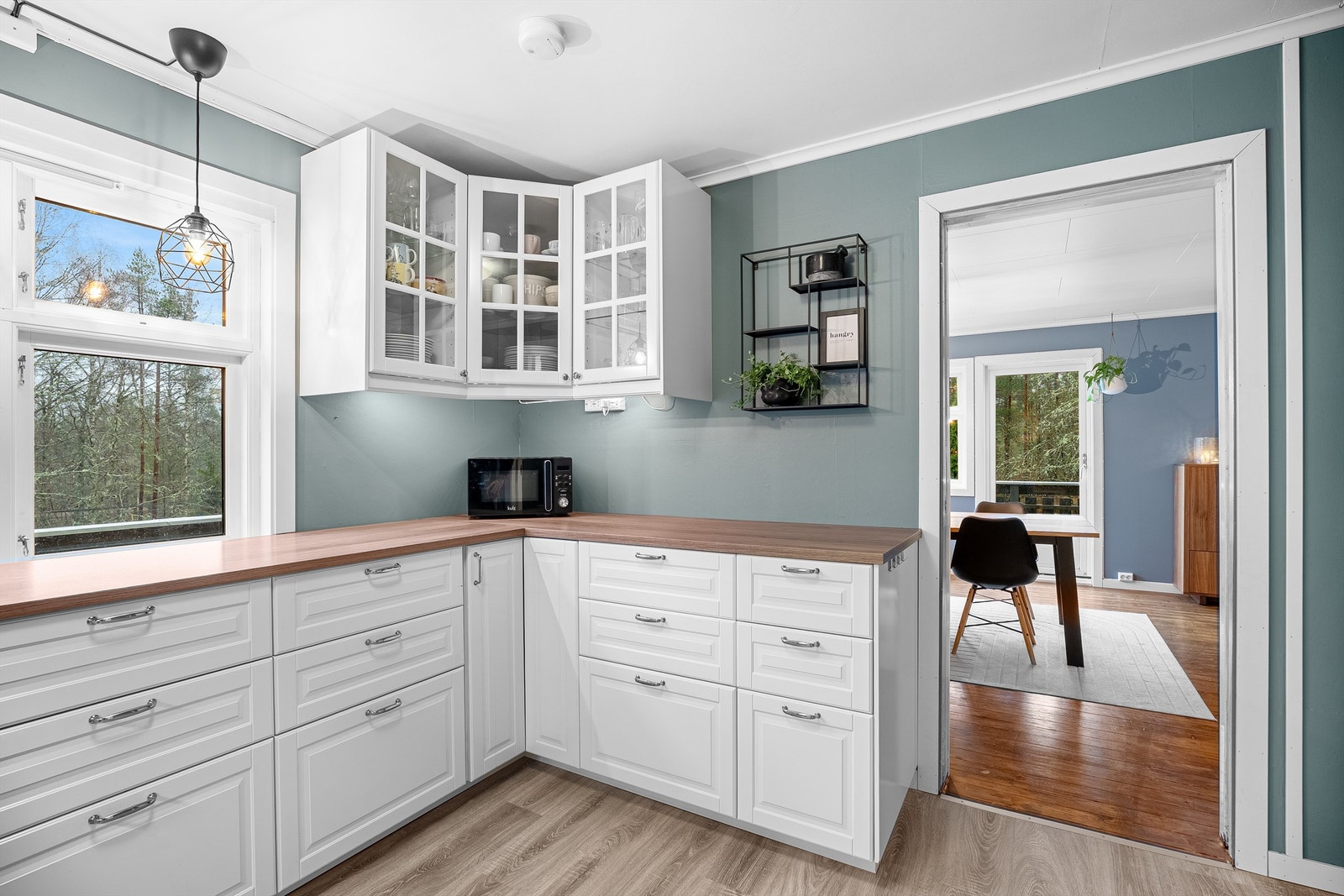 Fra kjøkken og mot spisestue. Galleribilde