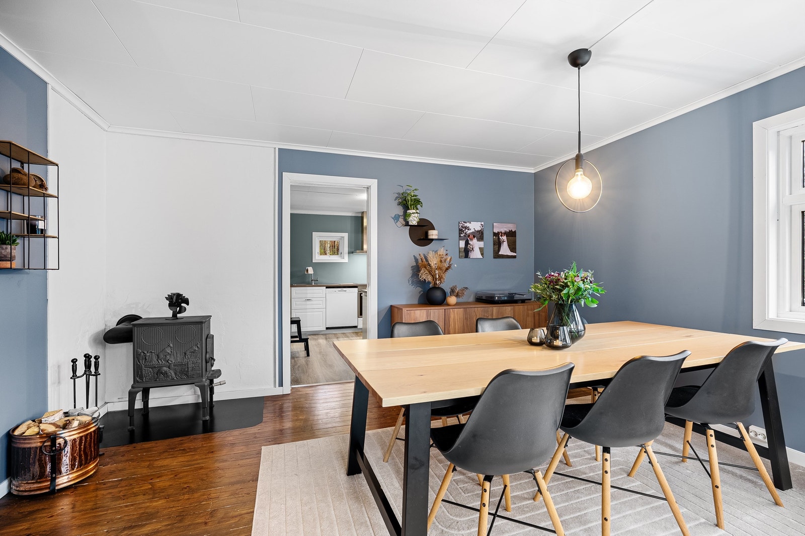 Spiseplass med vedovn. Inngang kjøkken. Galleribilde