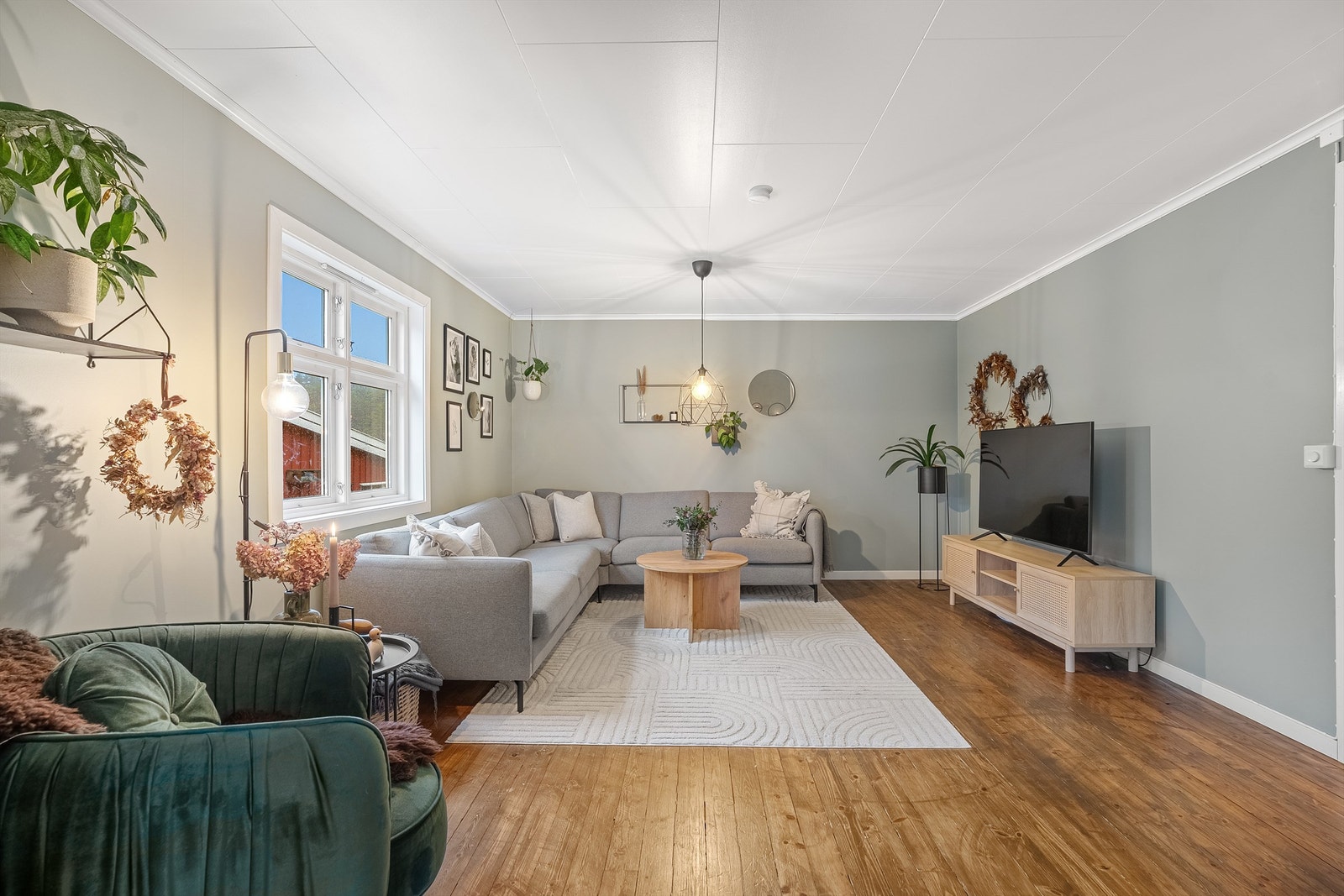 Koselig stue med vedovn. Galleribilde