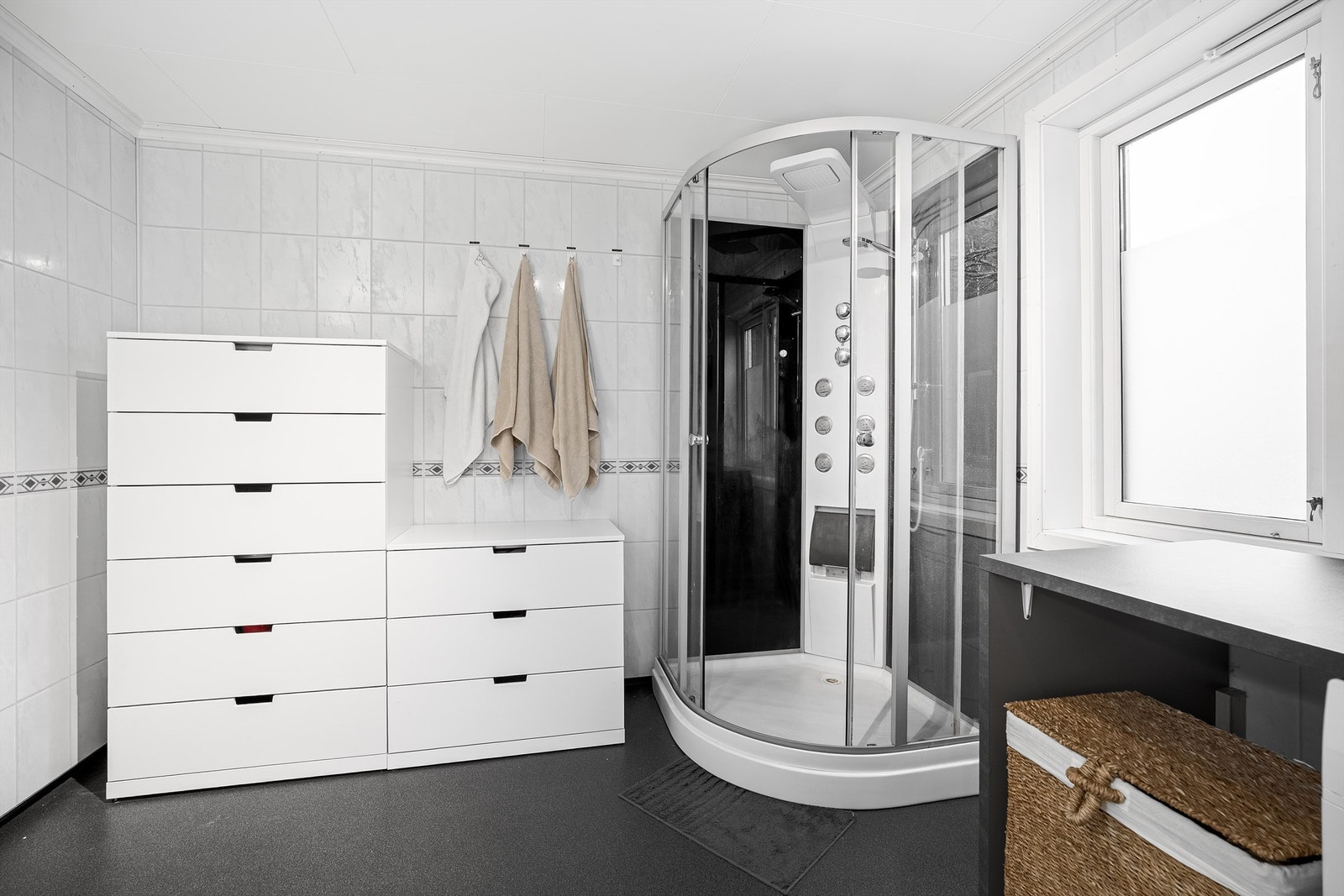 Badet er innredet med servant med skap over og under, wc, steamdusj. Godt med skuffer. Galleribilde