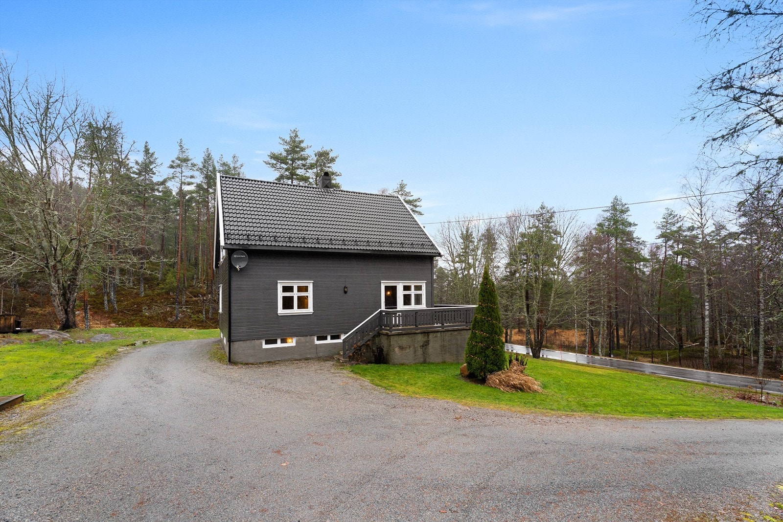 Godt med parkering på tunet. Galleribilde