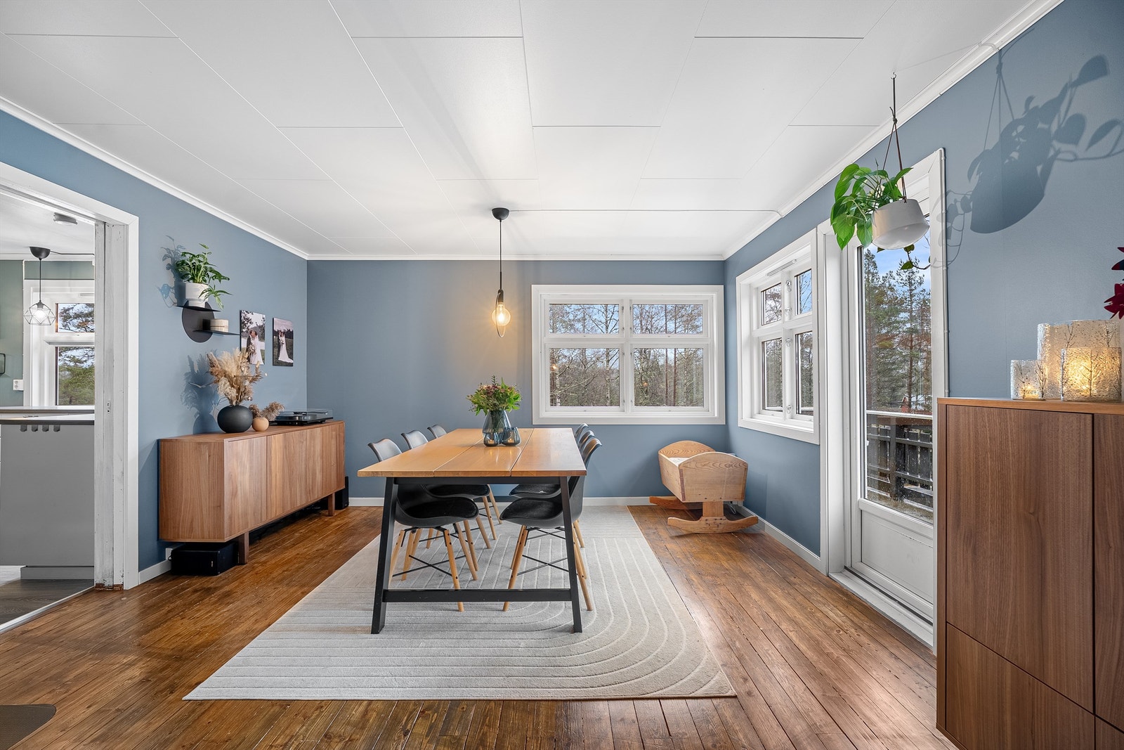 Spiseplass med utgang til solrik veranda. Kjøkken til venstre. Galleribilde