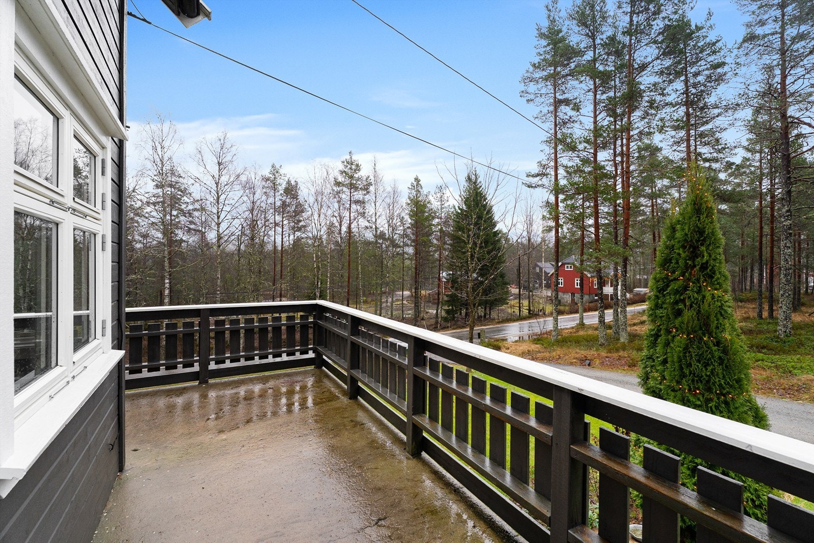 Solrik veranda på to sider. Galleribilde