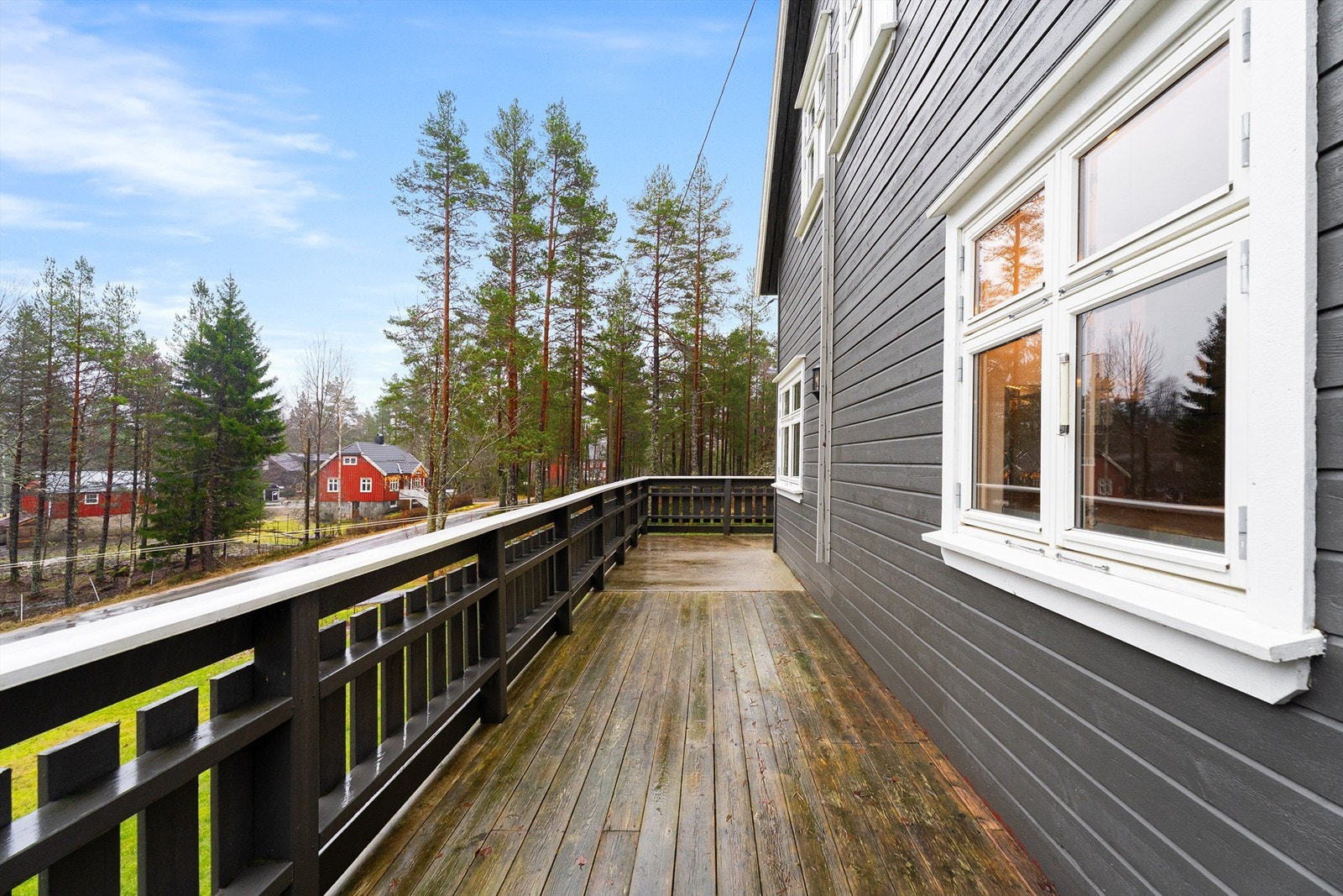 Solrik veranda på to sider av huset. Galleribilde