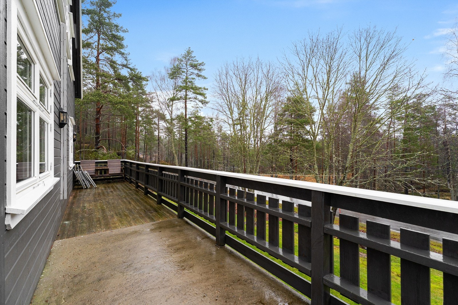 Solrik veranda på to sider av huset. Galleribilde