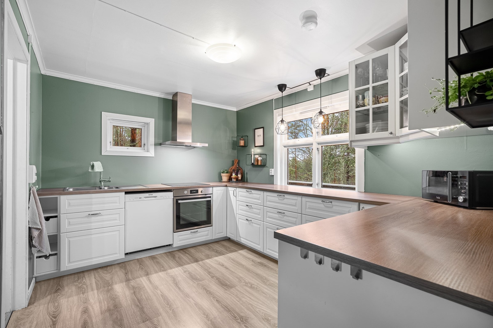 Kjøkkenet har godt med skap og benkplass. Galleribilde