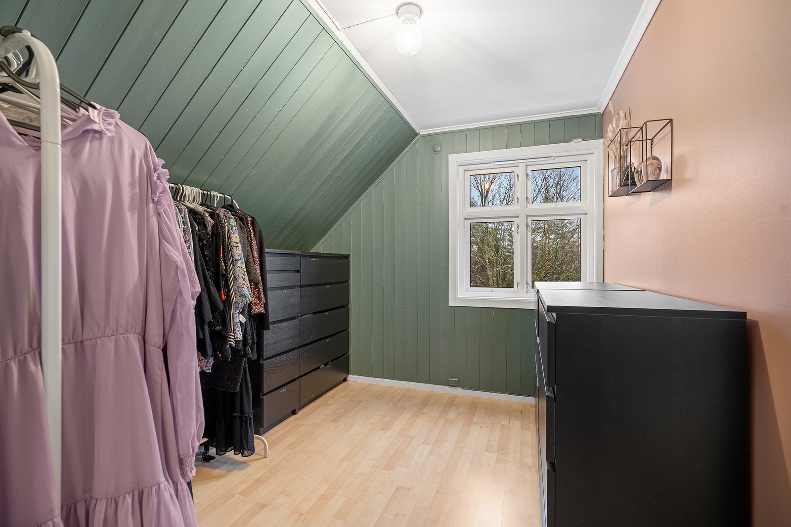 Soverom 4 i 2 etg. brukes i dag som garderobe. Galleribilde